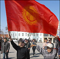 Manifestante com bandeira do Quirguistão