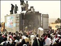 Funcionários da agência Oxfam distribuem comida no Iraque