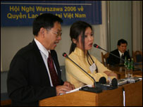 Cô Tôn Vân Anh phiên dịch tại hội nghị