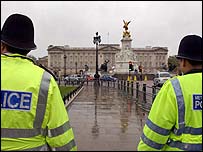 Buckingham Sarayı önündeki polisler