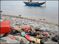 Giày, dép của các nạn nhân vớt được (ảnh VietnamNet)