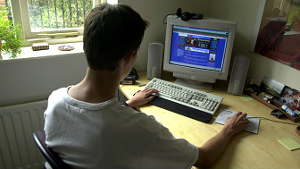 Jóven frente a una computadora