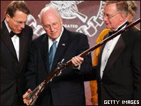 Dick Cheney inspeciona arma durante conferência da Associação Nacional de Rifles em abril de 2004 (foto de arquivo)