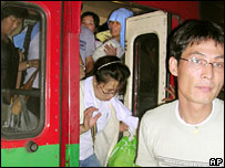 Trên xe buýt về trung tâm di trú