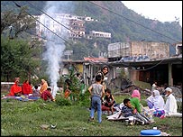 Repórter e sua família tiveram de acampar em meio aos escombros