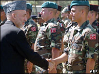 Tổng thống Afghanistan bắt tay quân Nato