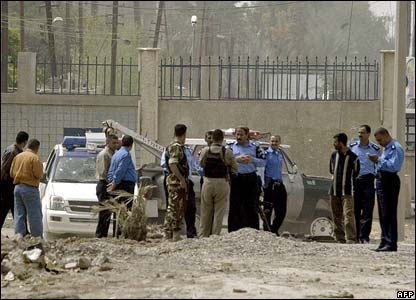 Tim kepolisian setempat juga mendatangi tempat kejadian untuk menyelidiki serangan. Mereka meminta keterangan dari para saksi