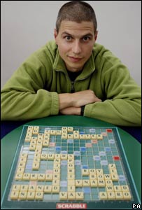 保罗·阿兰在scrabble棋盘前