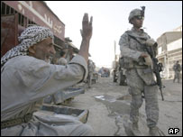 مرد عراقی برای سربازان آمریکایی دست تکان می دهد 