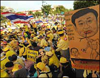Hàng nghìn người bên ngoài phủ thủ tướng