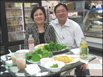 Ông Nguyễn Minh Chiêu và vợ 