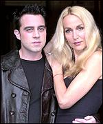 Jerry Hallová ve hře Absolvent