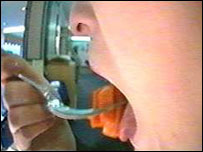 Людина тягне виделку до рота