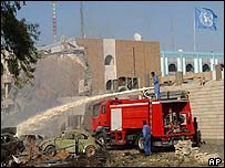Bombeiros trabalham no resgate na sede da ONU