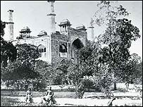 Caminho para a tumba de Akbar. Foto de John Murray