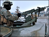 يک سرباز آمريکايی هنگام گشت زنی در افغانستان (عکس آرشيوی)