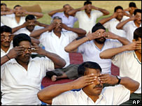 योग की कक्षाओं में भारतीय सैनिक