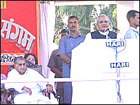 एक चुनावी रैली में वाजपेयी