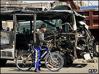 یک نوجوان دوچرخه سوار، در حال عبور از بقایای یک انفجار در منطقه صدر بغداد