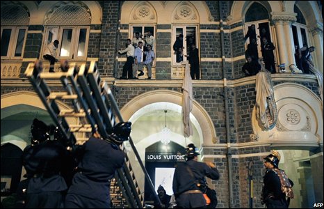 Mahsur kalanlara itfaiye yardım ediyor