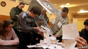 Избирательная комиссия считает голоса