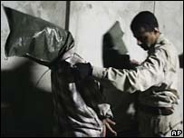 Soldado americano detém suspeito em Mosul. Foto: AP.