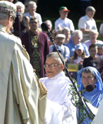 William John Davies, (W.J. Llanbrynmair) yn cael ei urddo yn yr orsedd ar ôl 39 mlynedd o wasanaeth i'r Eisteddfod.