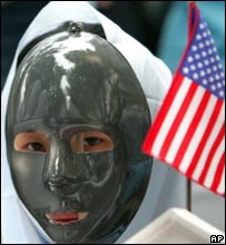 یک تظاهرکننده مقابل سفارت آمریکا در سئول