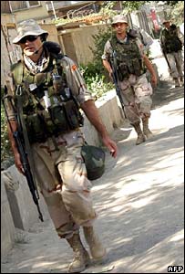 سربازان مقدونيه ای آيساف هنگام گشتزنی در کابل