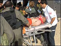 ایک زخمی ہو طبی امداد کے لیئے لے جایا جا رہا ہے