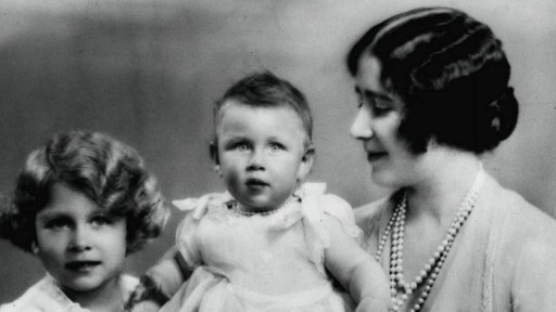 现任女王，幼年的伊丽莎白公主与母亲和妹妹马格丽特的合影。