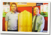 Gareth Rees yn cyflwyno'r Gadair i Tom Defis