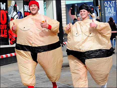 英里赛参加者 - 打扮成相扑选手