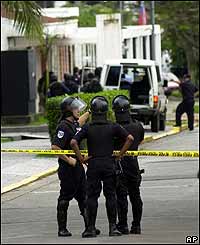 Policiais na embaixada chilena 