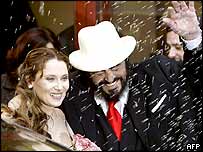 Pavarotti e a noiva Nicoletta Mantovani deixam a cerimônia
