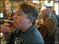 Homem fumando em bar