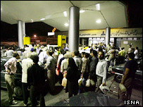 صف مردم در پمپ بنزین - عکس از خبرگزاری ایسنا