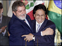 Toledo e Lula se abraçam durante encontro em Lima