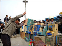 Rozbíjení hazardních automatů ve východní Číně