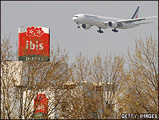 Avión aterriza en aeropuerto de Paris.