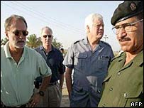 Congressistas americanos David Bonior, Mike Thompson e Jim McDermott, durante visita ao Iraque em 2002