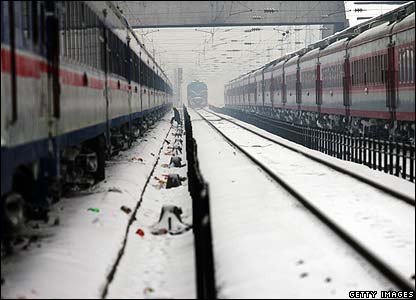 Các tàu hoả bị ùn tắc ở bên trong ga tàu hoả thành phố Vũ Hán, tỉnh Hồ Bắc ngày 27/01/2008