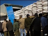 Yardım malzemeleri önünde bekleyen Filistinliler