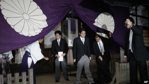 Shinzo Abe berkunjung ke Kuil Yasukuni.