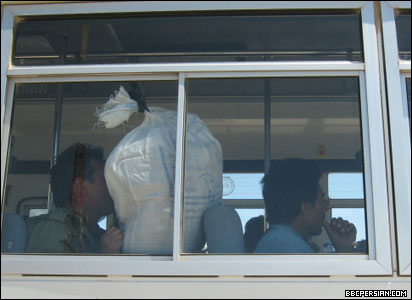 مهاجران اخراج شده از ایران، سوار بر اتوبوس شده اند