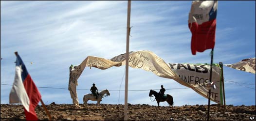 Policías en el campamento donde esperan los familiares de los mineros atrapados