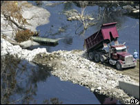 Obras de reparo de canal em Nova Orleans danificado pelo furacão Katrina