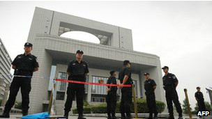 Cảnh sát ngoài phiên xử bà Cốc Khai Lai