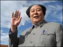 Sósia de Mao na Praça da Paz Celestial em Pequim