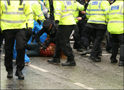 Một người bị cảnh sát vật xuống đất khi xông vào cướp đuốc